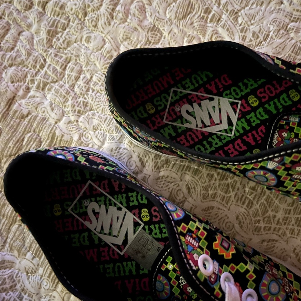 VANS - Picture 2 of 4